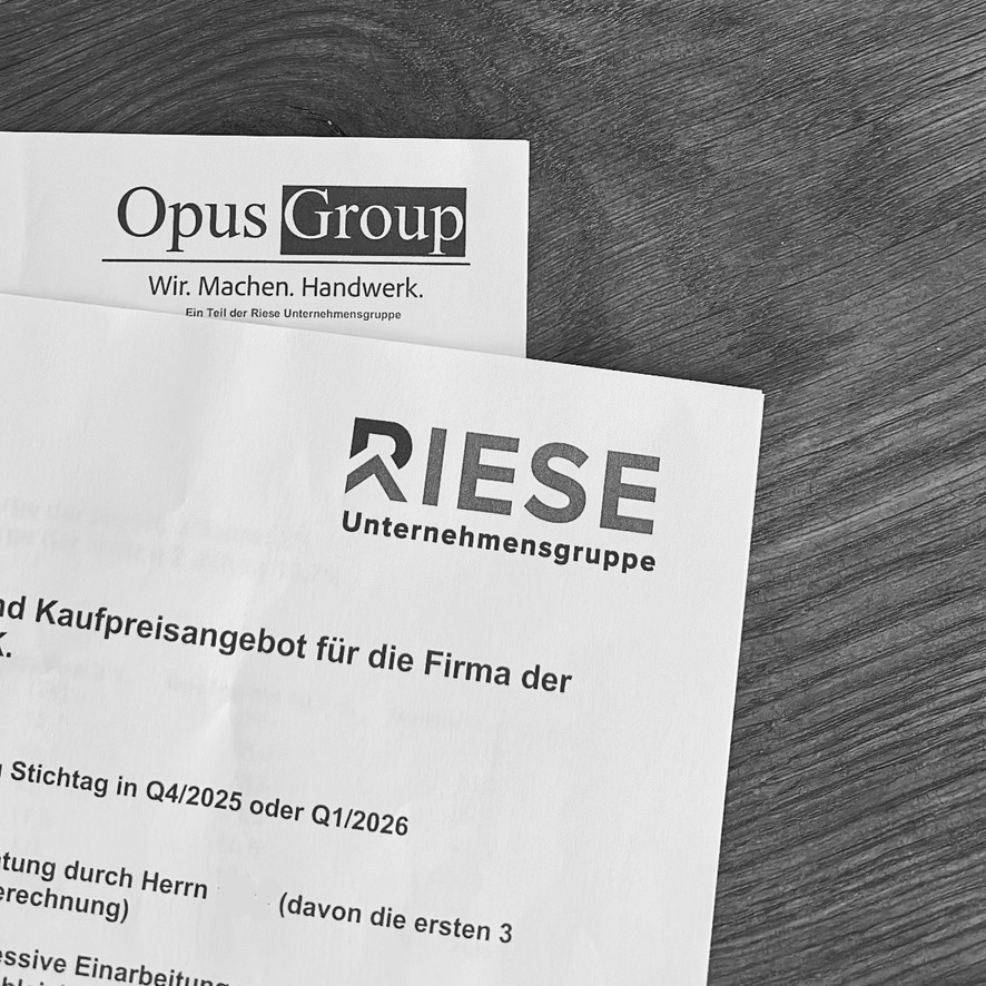 Zwei Handwerker der Opus Group besprechen Baupläne auf einer Sanierungsbaustelle